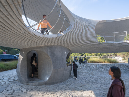 Resting Loop with Views / HCCH Studio - Exterior Photography, Concrete
