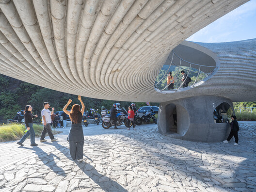 Resting Loop with Views / HCCH Studio - Interior Photography