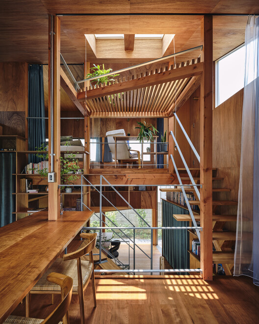 Casa Nakano / HOAA / Hiroyuki Oinuma Architect & Associates - Fotografía de interiores, escaleras, madera, fijación de vigas, terraza