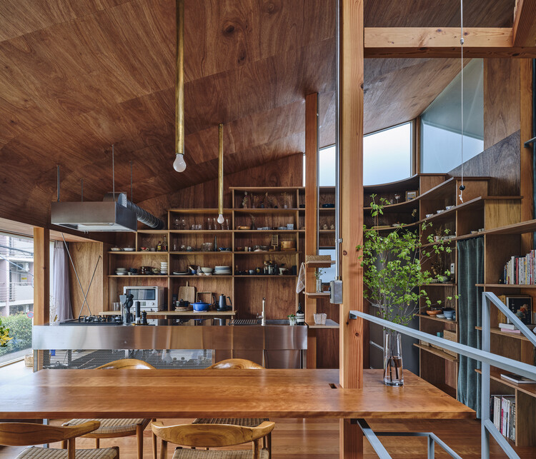 Nakano House / HOAA / Hiroyuki Oinuma Architect & Associates - fotografía de interiores, cocina, madera, fijación de vigas, sillas