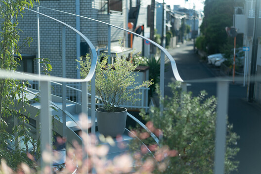 House in Nakano / HOAA / Hiroyuki Oinuma Architect & Associates - Exterior Photography, Balcony, Handrail