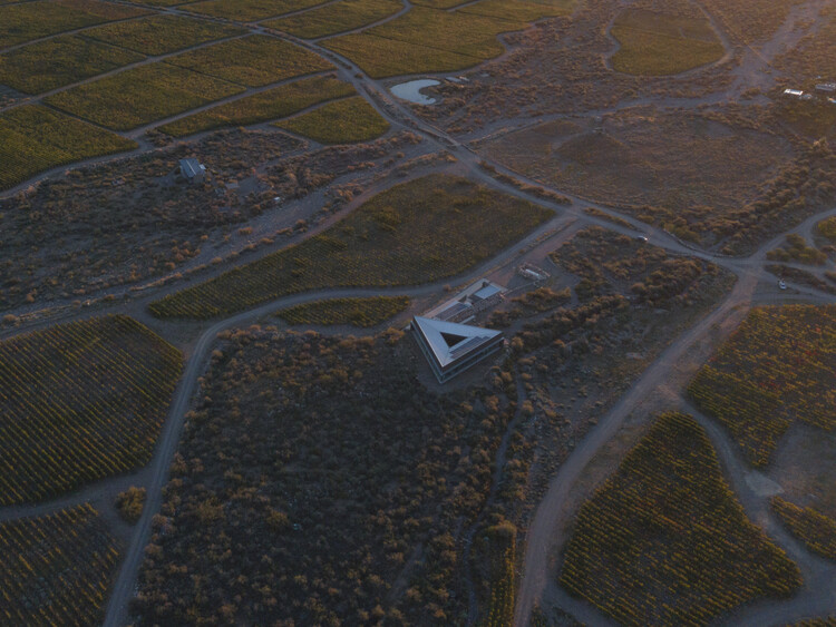 Destilería Santos Espíritus / Valeria Moreno - Más Imágenes