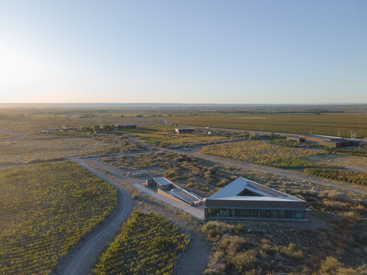 Bodega Santos Espíritus / Valeria Moreno - Fotografía de exteriores