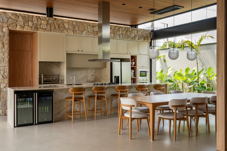 Casa Virtis / Fitore Arquitetura - Fotografia de Interiores, Cozinha, Madeira, Mesa, Cadeira, Iluminação, Bancada, Vidro