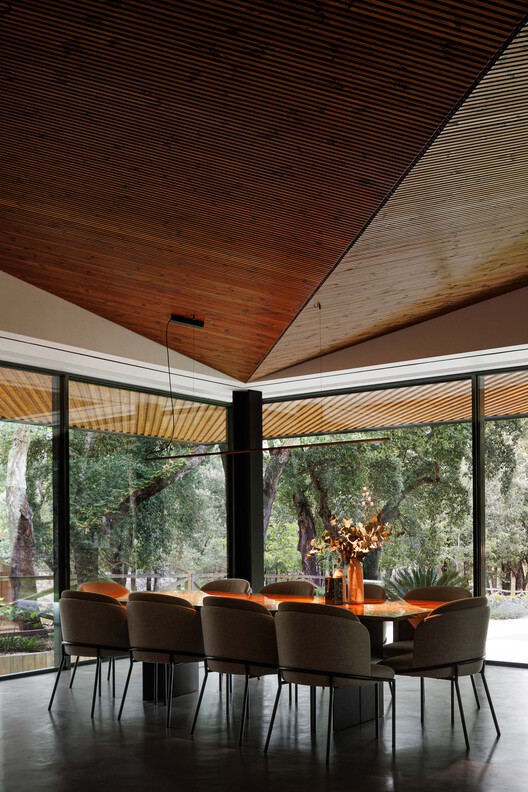 Casa CC – Quinta dos Carvalhos / Inception Architects Studio - Fotografía de interiores, salón, madera, mesa, sillas, vigas fijas
