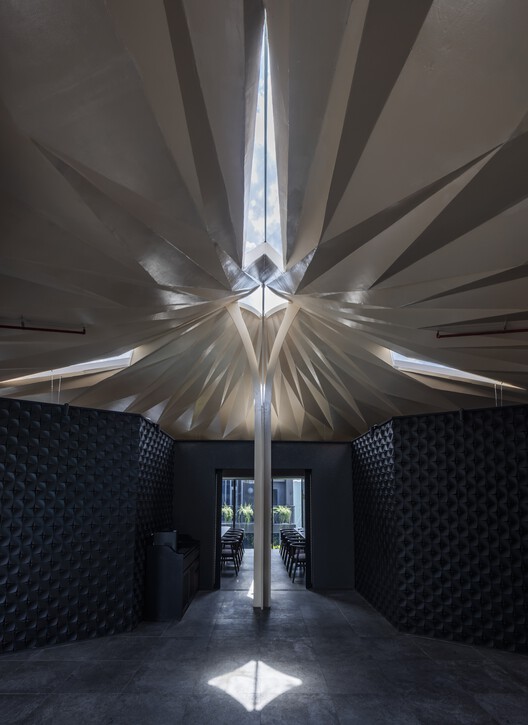 Urban Sparkle for Hokkaido Sachi Restaurant Thao Dien  / Takashi Niwa Architects - Image 3 of 22