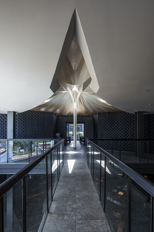 Urban Sparkle for Hokkaido Sachi Restaurant Thao Dien  / Takashi Niwa Architects - Image 9 of 22