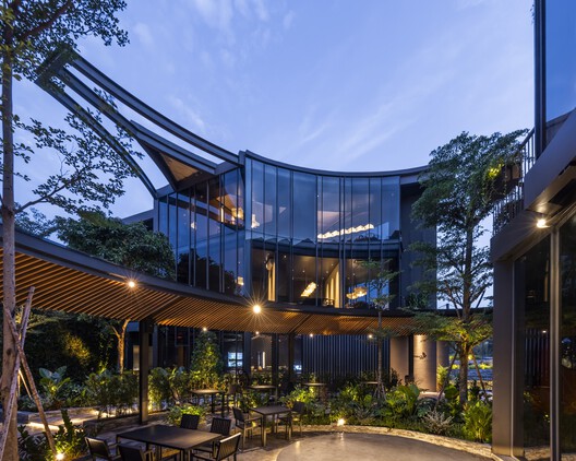 Urban Sparkle for Hokkaido Sachi Restaurant Thao Dien  / Takashi Niwa Architects - Image 13 of 22