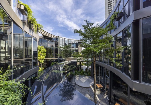 Urban Sparkle for Hokkaido Sachi Restaurant Thao Dien  / Takashi Niwa Architects - Image 2 of 22