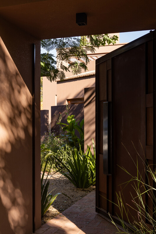 House around the Tree / otro estudio - Interior Photography, Concrete, Courtyard