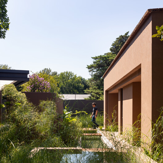 House around the Tree / otro estudio - Exterior Photography, Garden, Courtyard