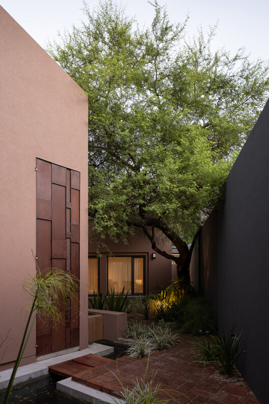 House around the Tree / otro estudio - Exterior Photography, Concrete, Garden, Courtyard
