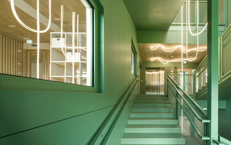 Guardería y guardería en Balbiano / Roland Baldi Architects: fotografía de interiores, escaleras, iluminación, vidrio