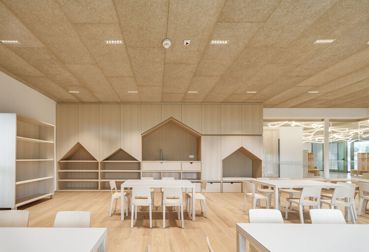 Guardería y guardería en Balbiano / Roland Baldi Architects - fotografía de interiores, cocina, madera