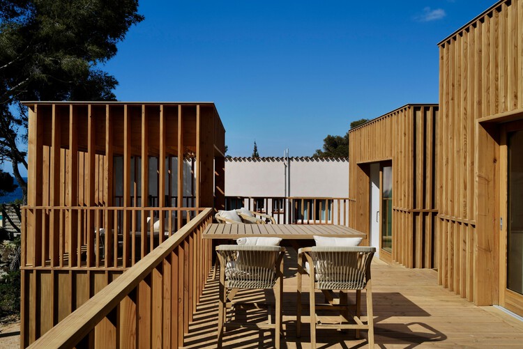 Um Conjunto Habitacional Muito Pequeno / AT Architecture - Fotografia de Exterior, Balcão