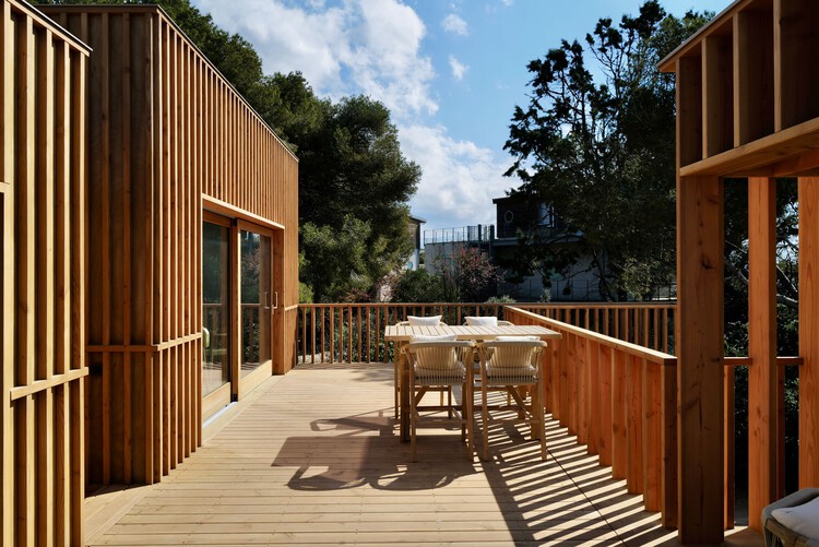 Um Conjunto Habitacional Muito Pequeno / AT Architecture - Fotografia de Exterior, Madeira, Balcão, Terraço