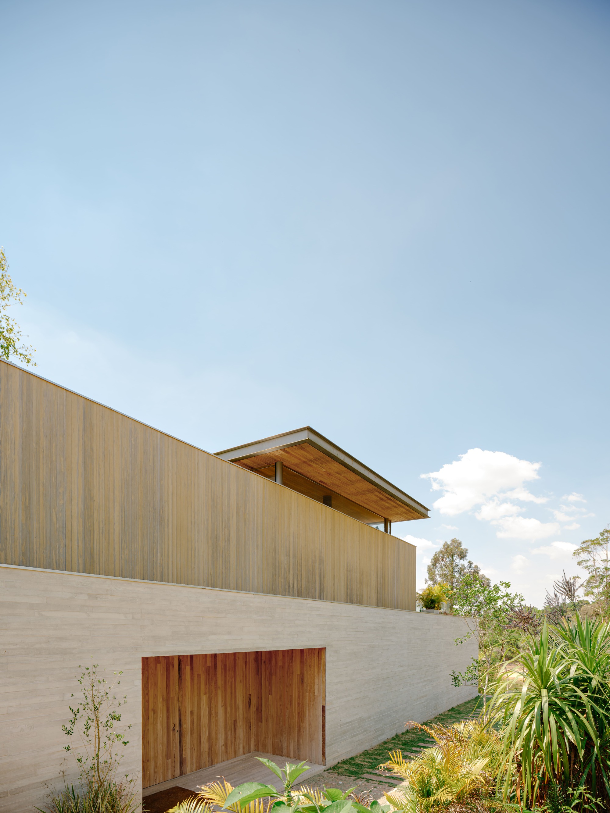 Gallery of JL Dam House / Garbin Arquitetos - 13
