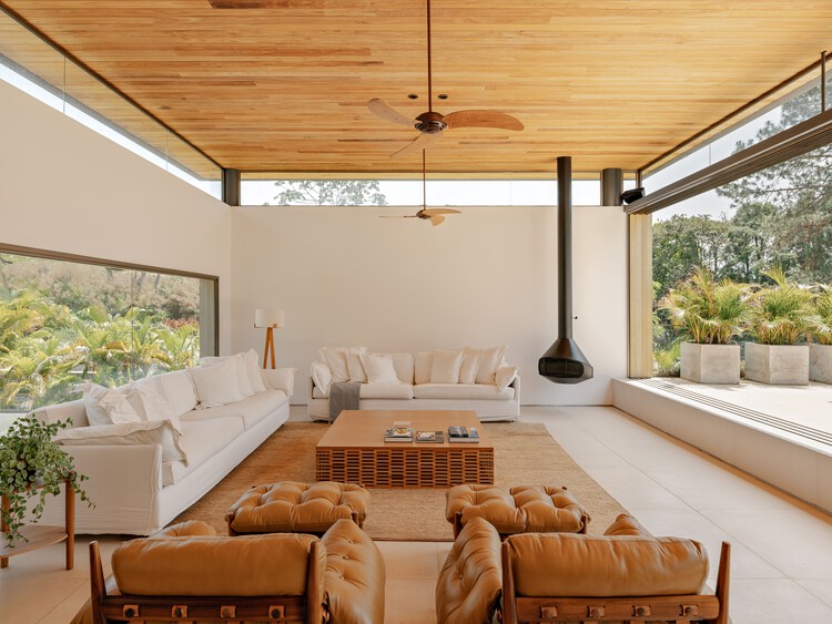 Casa Represa JL / Garbin Arquitetos - fotografía de interiores, salón, madera, mesa, sillas, vigas fijas