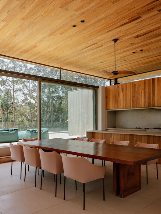 JL Dam House / Garbin Arquitetos - Interior Photography, Dining room, Wood, Table, Countertop, Chair
