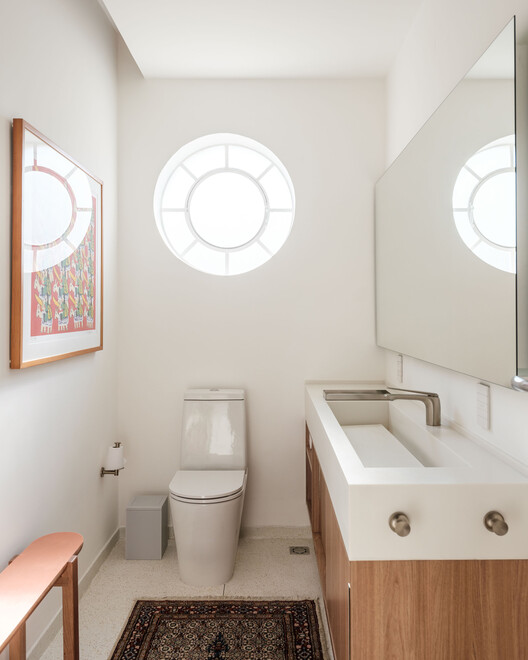  Apartamento Paço de Coimbra / Pianca Arquitetura + Erika Rufino - Fotografia de Interiores, Banheiro, Madeira, Pia, Iluminação, Bacia Sanitária, Bancada