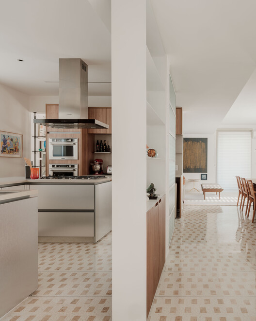 Apartamento Paço de Coimbra / Pianca Arquitetura + Erika Rufino - Fotografia de Interiores, Cozinha, Madeira, Bancada, Cadeira