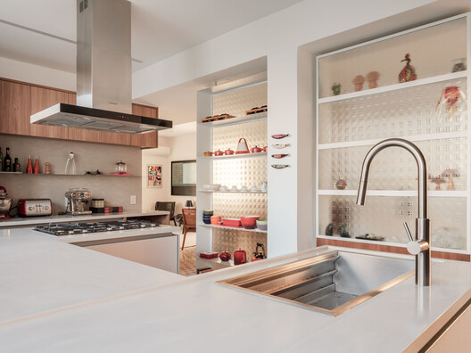  Apartamento Paço de Coimbra / Pianca Arquitetura + Erika Rufino - Fotografia de Interiores, Cozinha, Bancada, Iluminação, Prateleira