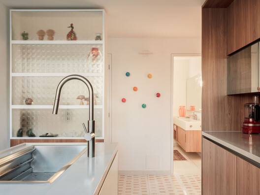  Apartamento Paço de Coimbra / Pianca Arquitetura + Erika Rufino - Fotografia de Interiores, Cozinha, Bancada, Madeira, Iluminação, Pia