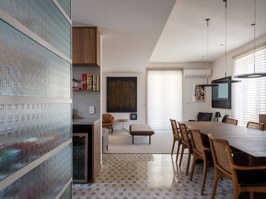  Apartamento Paço de Coimbra / Pianca Arquitetura + Erika Rufino - Fotografia de Interiores, Madeira, Mesa, Iluminação, Cadeira, Vidro
