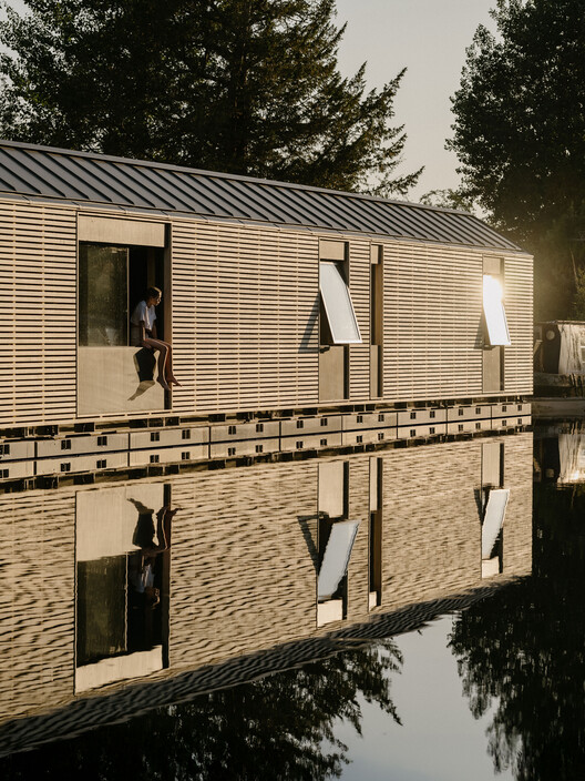 Casa flotante / Tigg + Coll Architects - fotografía exterior, madera