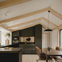 Casa Flutuante / Tigg + Coll Architects - Fotografia de Interiores, Casas, Cozinha, Viga, Bancada, Cadeira