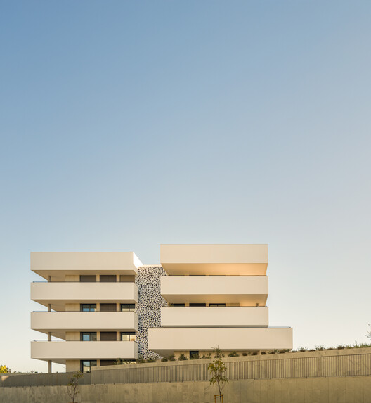 Edifício MOT-L Residence / Mário Martins Atelier - Imagem 7 de 26