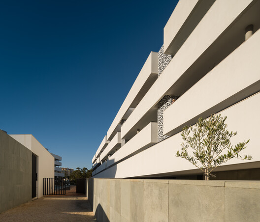 Edifício MOT-L Residence / Mário Martins Atelier - Imagem 3 de 26