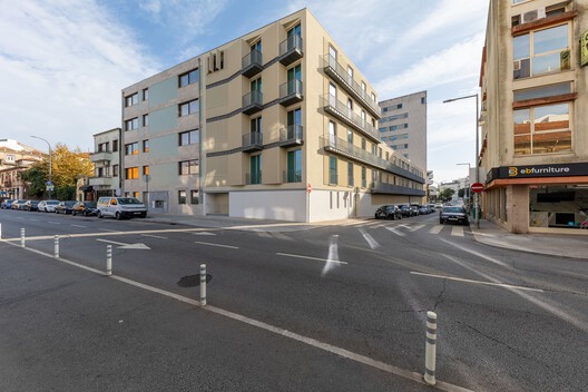 Edifício Salgueiros / André Simão & Nuno Bessa - Fotografia de Exterior, Janela, Balcão, Concreto