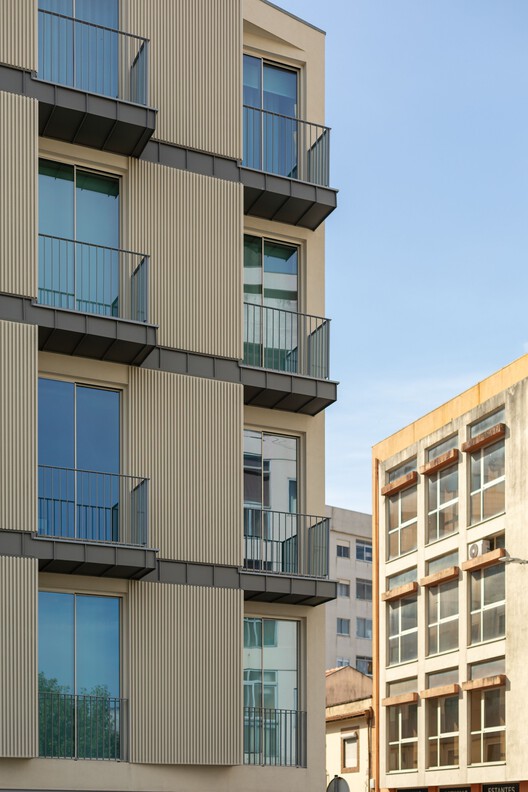 Edifício Salgueiros / André Simão & Nuno Bessa - Fotografia de Exterior, Balcão, Vidro