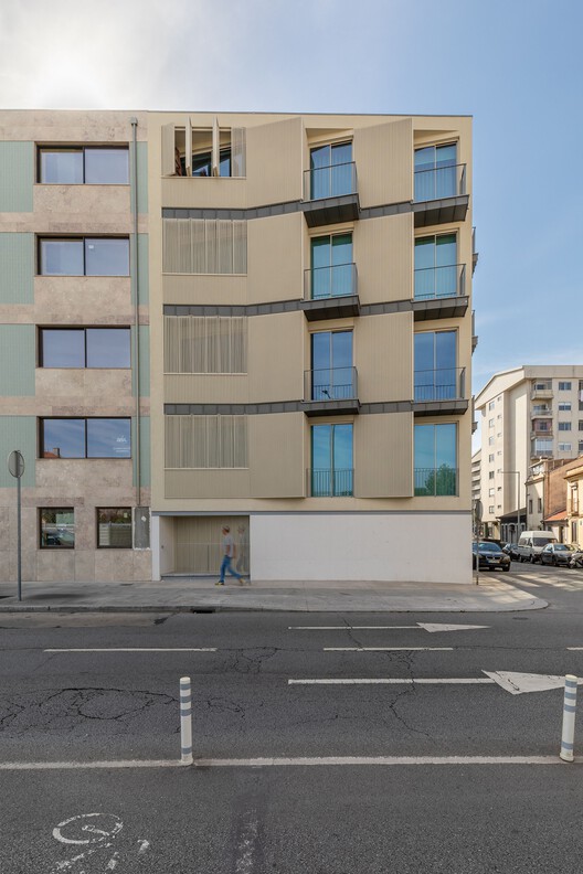 Edifício Salgueiros / André Simão & Nuno Bessa - Fotografia de Exterior, Concreto, Balcão