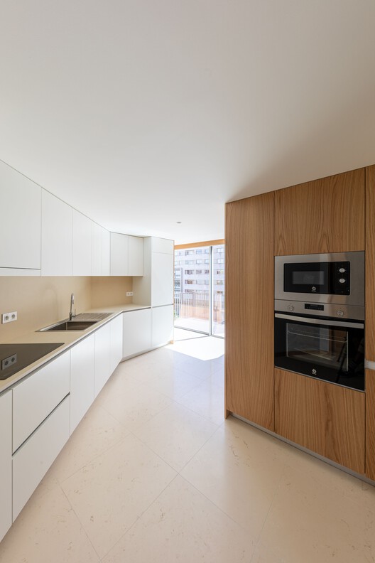 Edifício Salgueiros / André Simão & Nuno Bessa - Fotografia de Interiores, Cozinha, Madeira, Bancada, Vidro