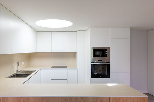 Edifício Salgueiros / André Simão & Nuno Bessa - Fotografia de Interiores, Cozinha, Madeira, Bancada