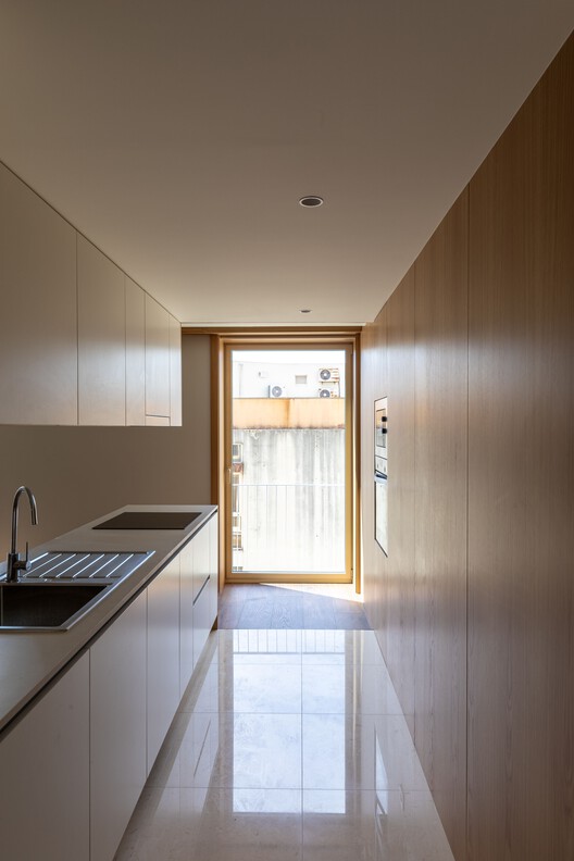 Edifício Salgueiros / André Simão & Nuno Bessa - Fotografia de Interiores, Cozinha, Madeira, Bancada