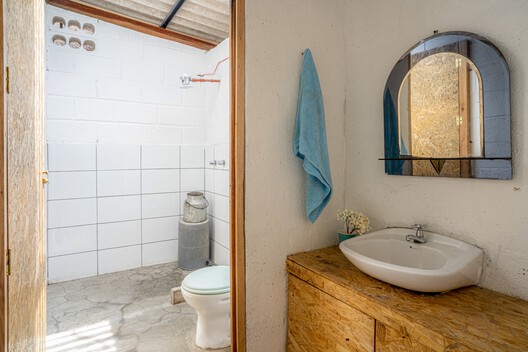 Casa para María / Metriq Estudio - Fotografía interior, Baño, Madera, Tarjas, Inodoros