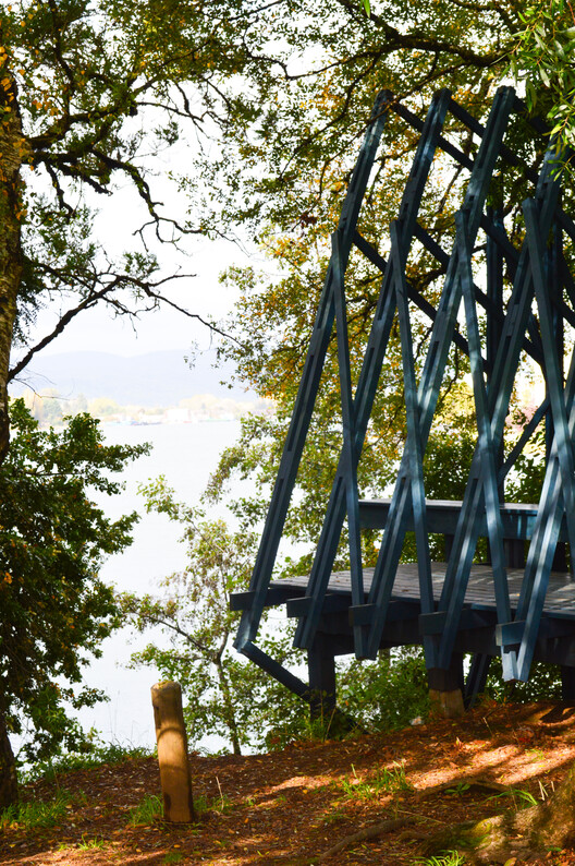 Pabellón de Paisaje Isla Teja / Dum Dum Lab - fotografía exterior, madera, bosque