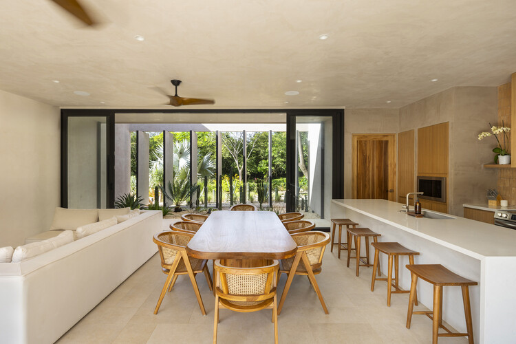 Casa Seis Patios / VOID - fotografía de interiores, restaurante, madera, mesa, sillas