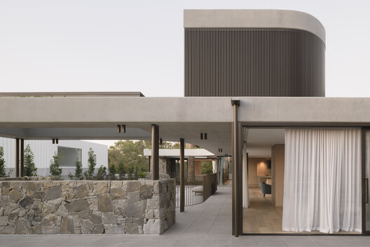 Gawler Crescent House / Ben Walker Architects