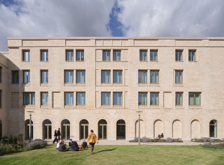 Schwarzman Center for the Humanities - University of Oxford / Hopkins Architects - Exterior Photography, University, Courtyard, Arcade
