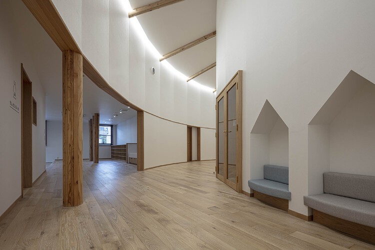 Creche Himi Shinmachi / Shio Architect Design Office - Fotografia de Interiores, Madeira