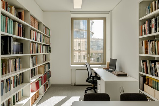 Schwarzman Center for the Humanities - University of Oxford / Hopkins Architects - Interior Photography, Shelving, Chair