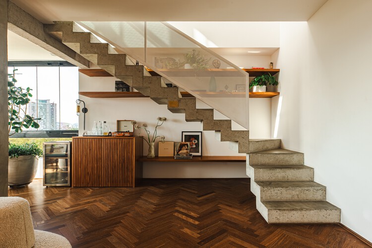 MR Apartment / Ana Sawaia Arquitetura - Fotografía de interiores, madera, escaleras