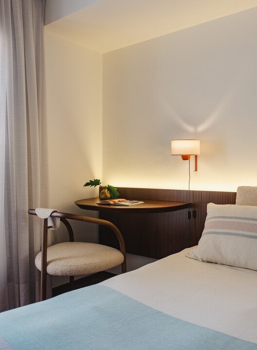 MR Apartment / Ana Sawaia Arquitetura MR Apartment / Ana Sawaia Arquitetura - Interior Photography, Bedroom, Wood, Lighting, Bed