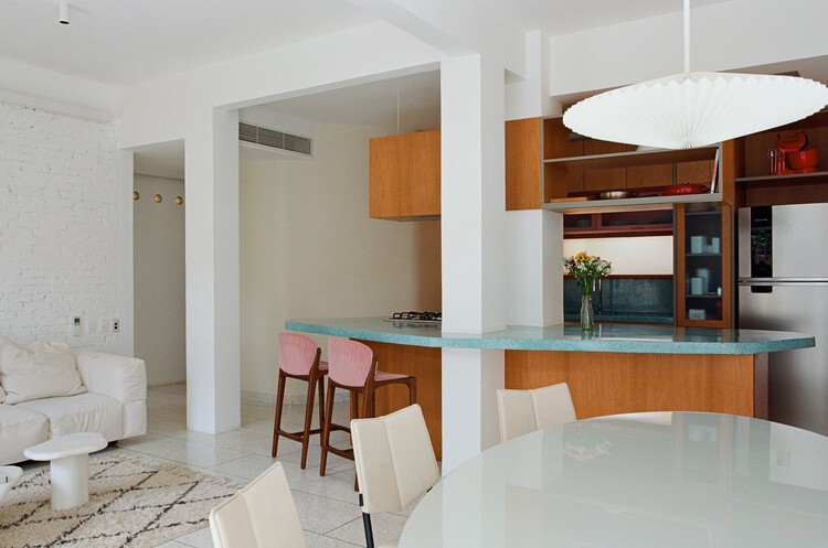     Apartamento Torre Santa Ana / Pianca Arquitetura - fotografía de interiores, sillas, madera, mesas, iluminación, vidrio