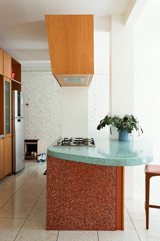     Apartamento Torre Santa Ana / Pianca Arquitetura - fotografía de interiores, cocina, madera, encimeras, sillas