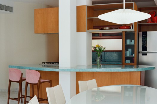  Apartamento Edificio Sant’Anna / Pianca Arquitetura - Fotografía interior, Cocina, Madera, Iluminación, Sillas, Mesas, Vidrio, Encimera